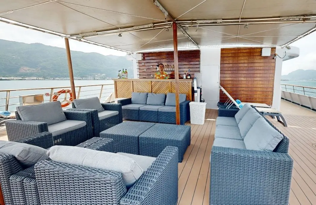 Terrasse ensoleillée et bar extérieur