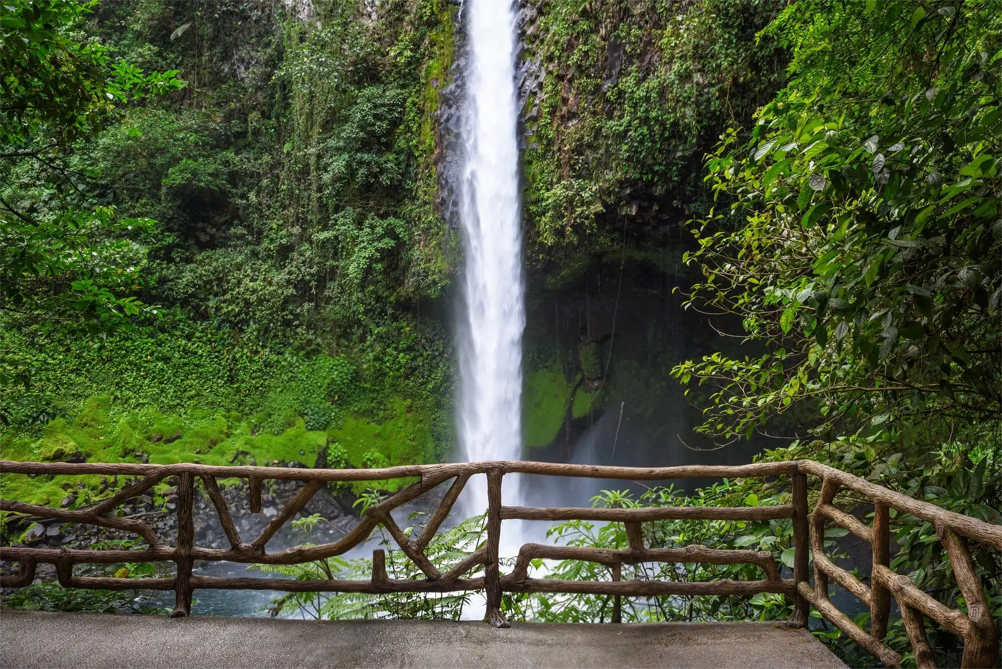 Arenal – Chutes de La Paz – Poas – San José